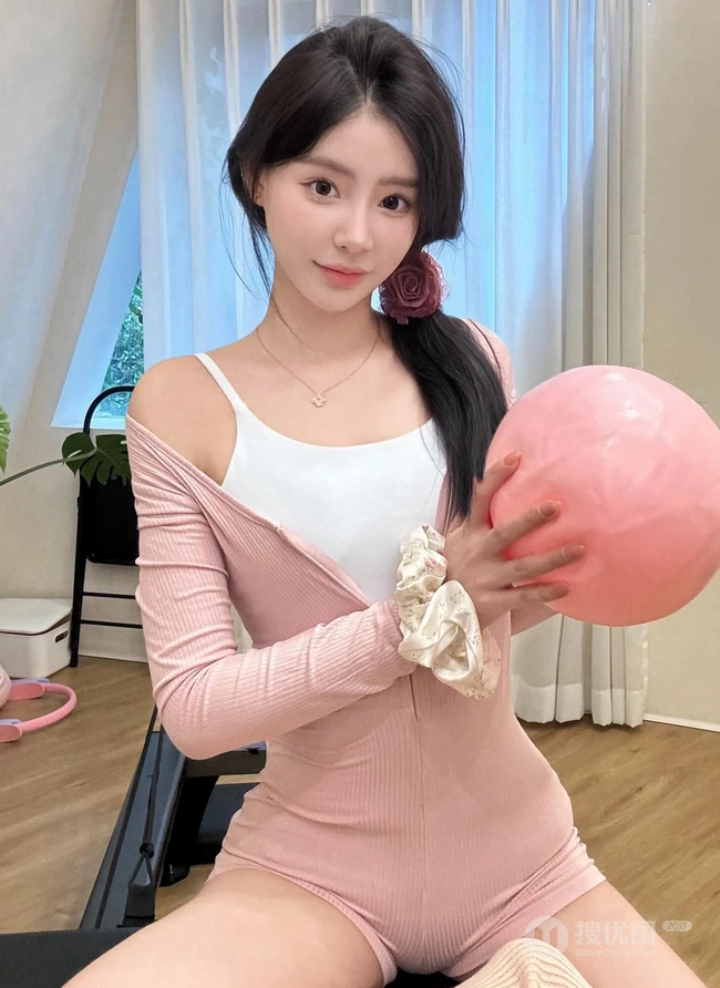 早晨起来做瑜伽球运动的可爱女生粉色紧身连衣衣穿室内自拍美照