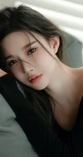 看了一眼就心动的漂亮气质黑衣短裤女生室内沙发慵懒写真套图