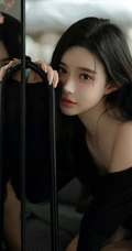 看了一眼就心动的漂亮气质黑衣短裤女生室内沙发慵懒写真套图
