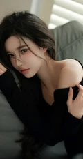 看了一眼就心动的漂亮气质黑衣短裤女生室内沙发慵懒写真套图
