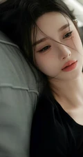 看了一眼就心动的漂亮气质黑衣短裤女生室内沙发慵懒写真套图
