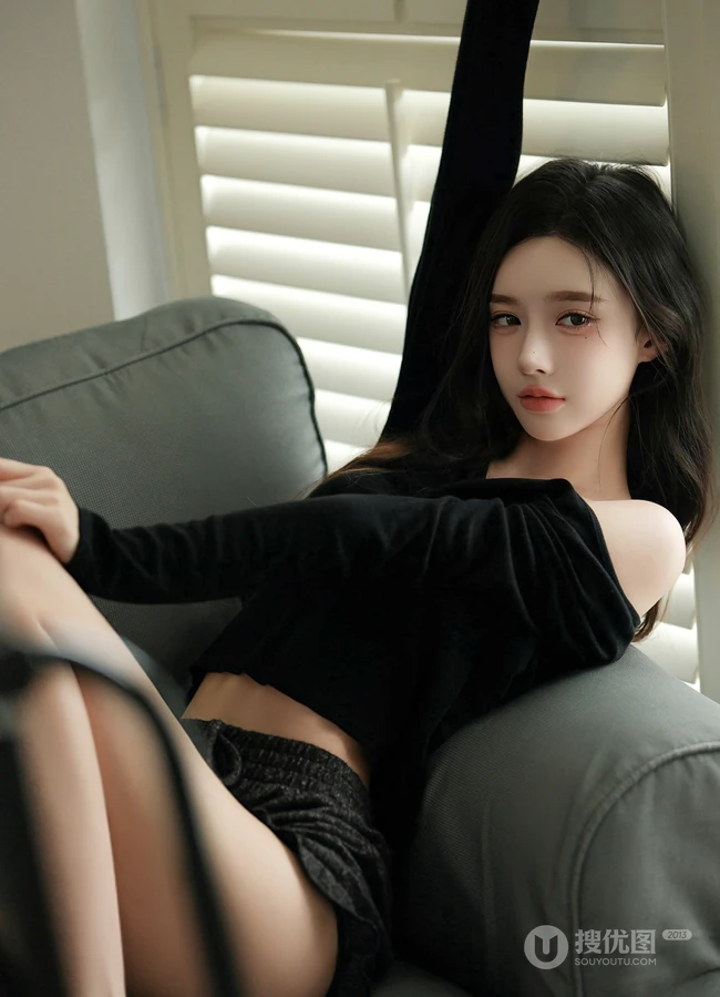 看了一眼就心动的漂亮气质黑衣短裤女生室内沙发慵懒写真套图
