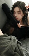 看了一眼就心动的漂亮气质黑衣短裤女生室内沙发慵懒写真套图