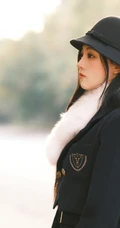 温柔的秋风，温柔的女孩，秋风瑟瑟街上行走的清纯温婉黑衣少女街拍写真