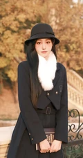 温柔的秋风，温柔的女孩，秋风瑟瑟街上行走的清纯温婉黑衣少女街拍写真