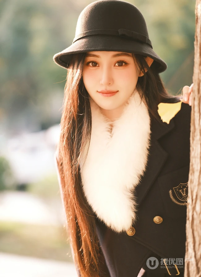 温柔的秋风，温柔的女孩，秋风瑟瑟街上行走的清纯温婉黑衣少女街拍写真