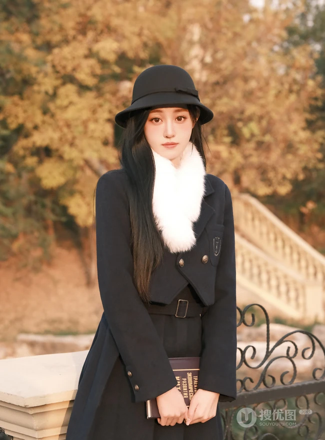 温柔的秋风，温柔的女孩，秋风瑟瑟街上行走的清纯温婉黑衣少女街拍写真