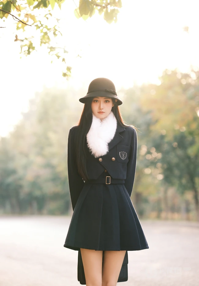 温柔的秋风，温柔的女孩，秋风瑟瑟街上行走的清纯温婉黑衣少女街拍写真