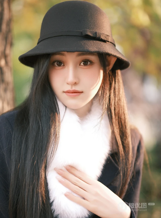 温柔的秋风，温柔的女孩，秋风瑟瑟街上行走的清纯温婉黑衣少女街拍写真