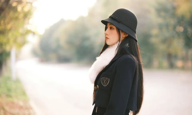 温柔的秋风，温柔的女孩，秋风瑟瑟街上行走的清纯温婉黑衣少女街拍写真