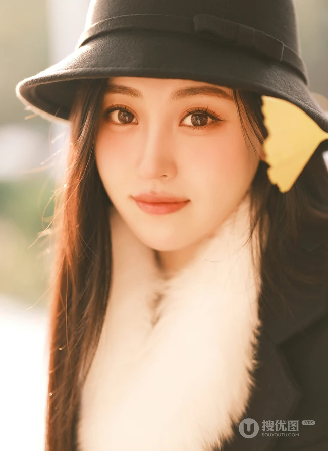 温柔的秋风，温柔的女孩，秋风瑟瑟街上行走的清纯温婉黑衣少女街拍写真