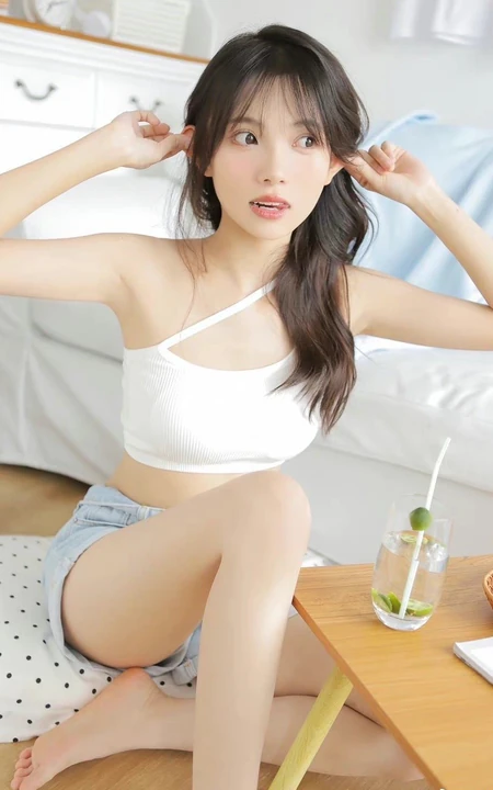 女生的夏日往事回忆，清凉穿搭夏日少女白衣短裤休闲穿搭悠闲写真套图