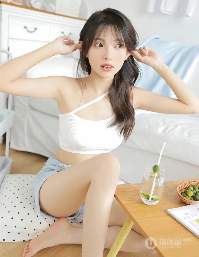 女生的夏日往事回忆，清凉穿搭夏日少女白衣短裤休闲穿搭悠闲写真套图