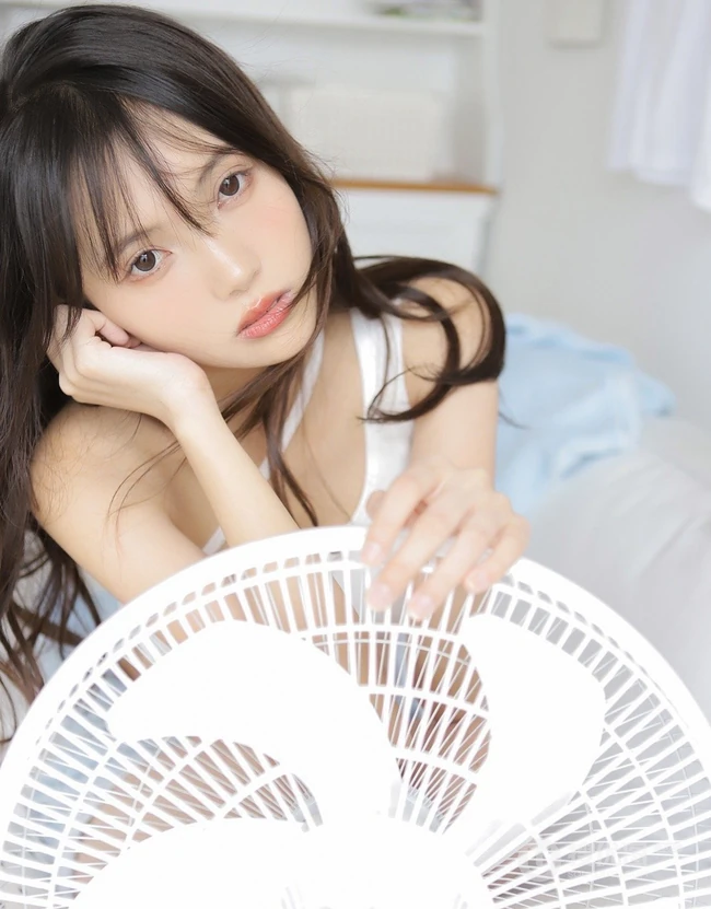 女生的夏日往事回忆，清凉穿搭夏日少女白衣短裤休闲穿搭悠闲写真套图