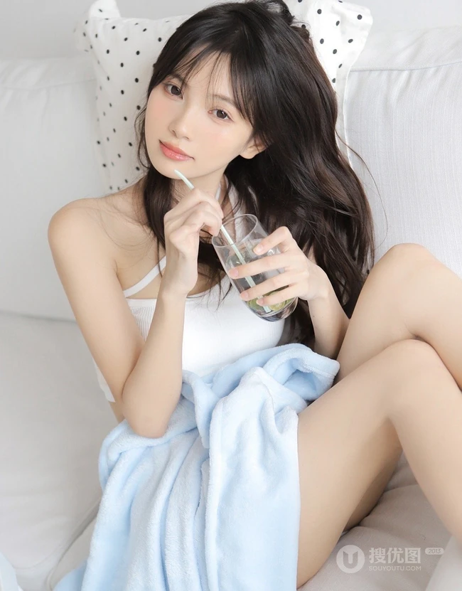 女生的夏日往事回忆，清凉穿搭夏日少女白衣短裤休闲穿搭悠闲写真套图