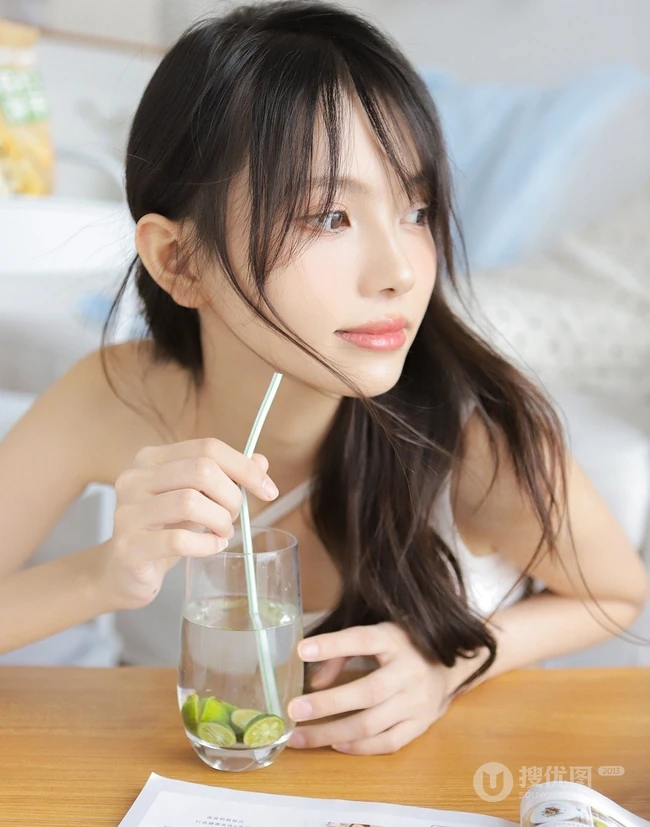 女生的夏日往事回忆，清凉穿搭夏日少女白衣短裤休闲穿搭悠闲写真套图