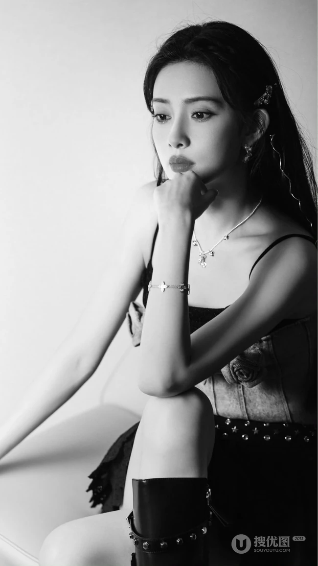 孟子义吊带抹胸牛仔裙穿搭私房黑白写真手机壁纸精选美图