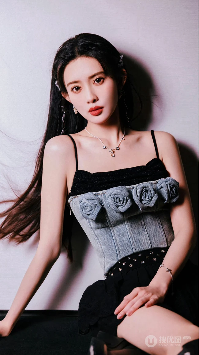 孟子义吊带抹胸牛仔裙穿搭私房黑白写真手机壁纸精选美图