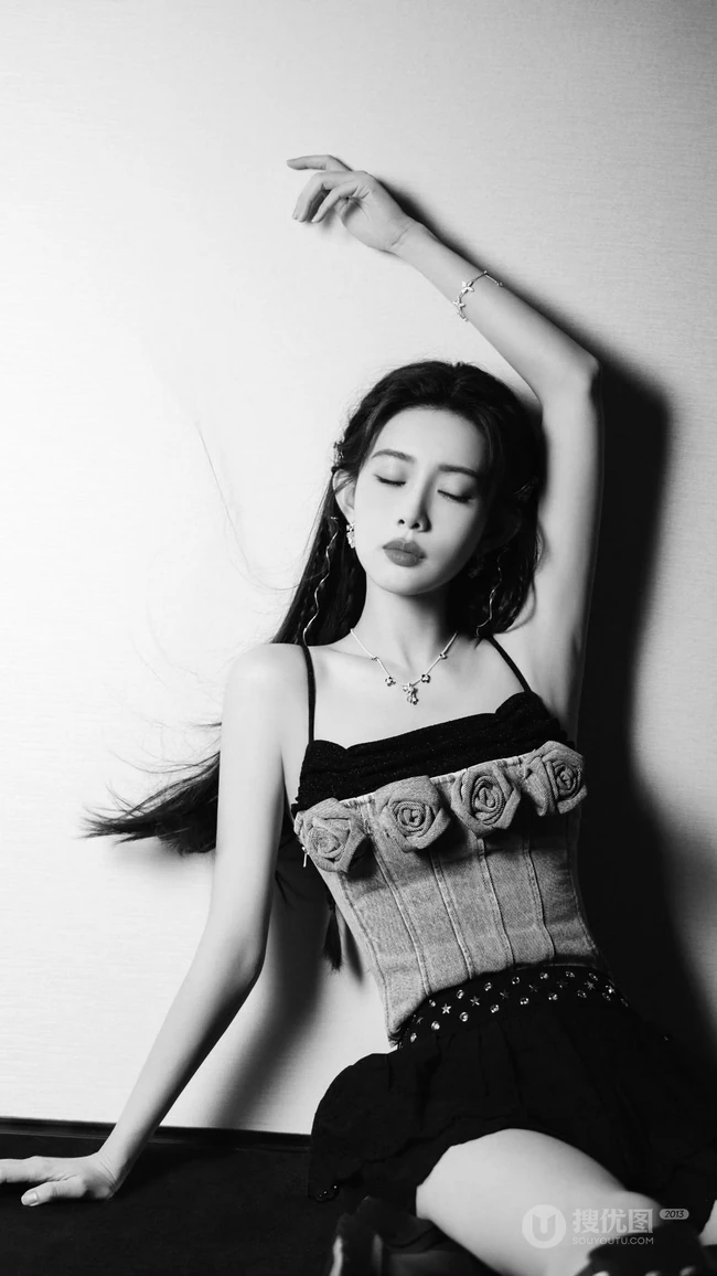 孟子义吊带抹胸牛仔裙穿搭私房黑白写真手机壁纸精选美图