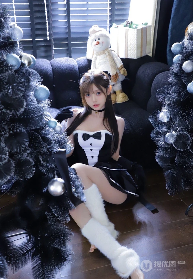 圣诞女孩，穿着cos短裙装扮的可爱少女室内写真图集