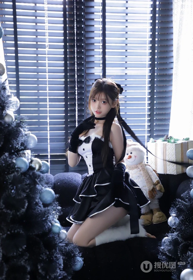 圣诞女孩，穿着cos短裙装扮的可爱少女室内写真图集