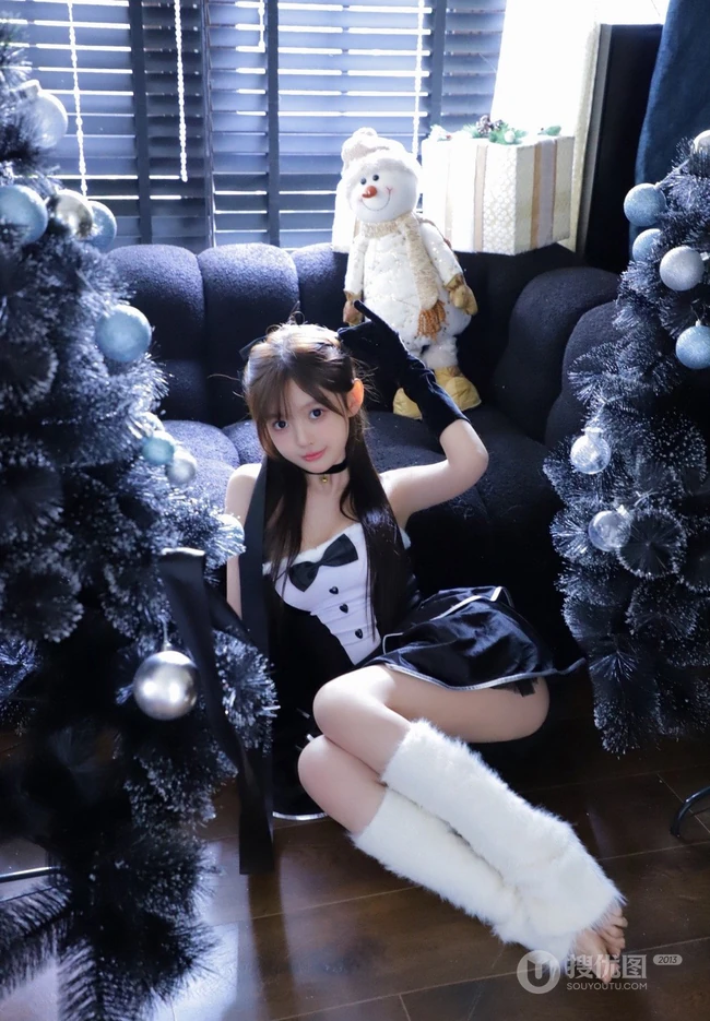 圣诞女孩，穿着cos短裙装扮的可爱少女室内写真图集