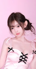 少女粉，穿着粉色风格肩带衣，白色短裤的青春少女室内图片