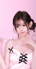少女粉，穿着粉色风格肩带衣，白色短裤的青春少女室内图片