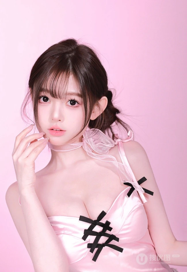 少女粉，穿着粉色风格肩带衣，白色短裤的青春少女室内图片