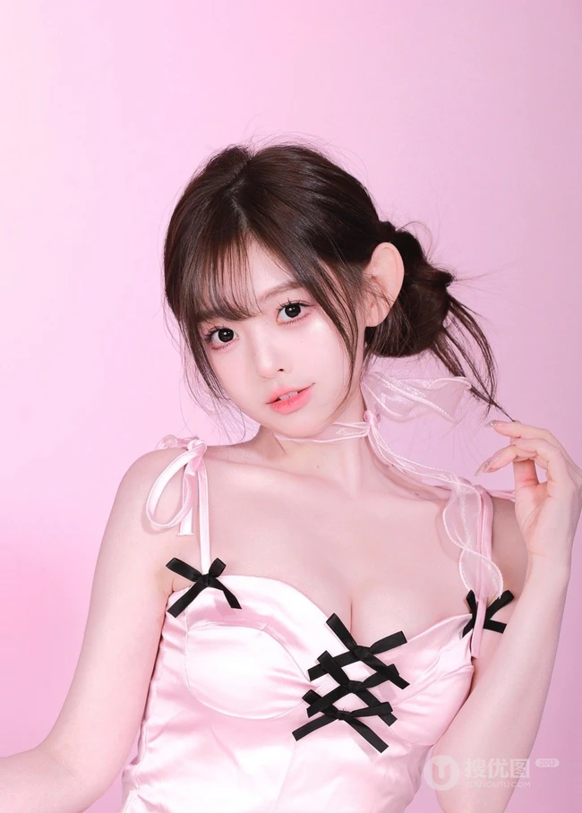 少女粉，穿着粉色风格肩带衣，白色短裤的青春少女室内图片