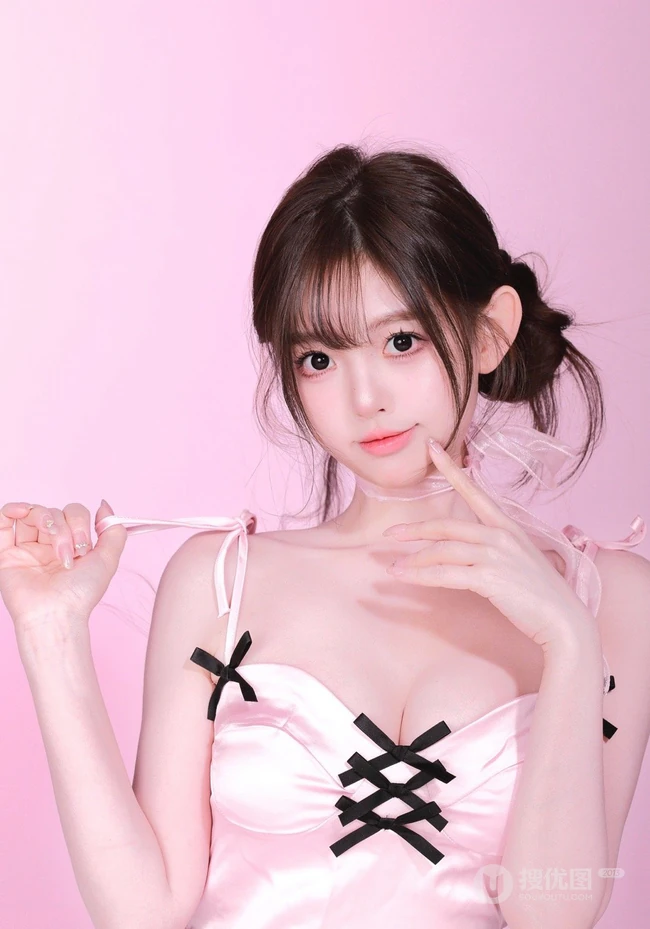 少女粉，穿着粉色风格肩带衣，白色短裤的青春少女室内图片