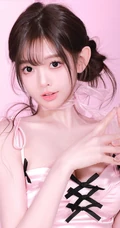 少女粉，穿着粉色风格肩带衣，白色短裤的青春少女室内图片