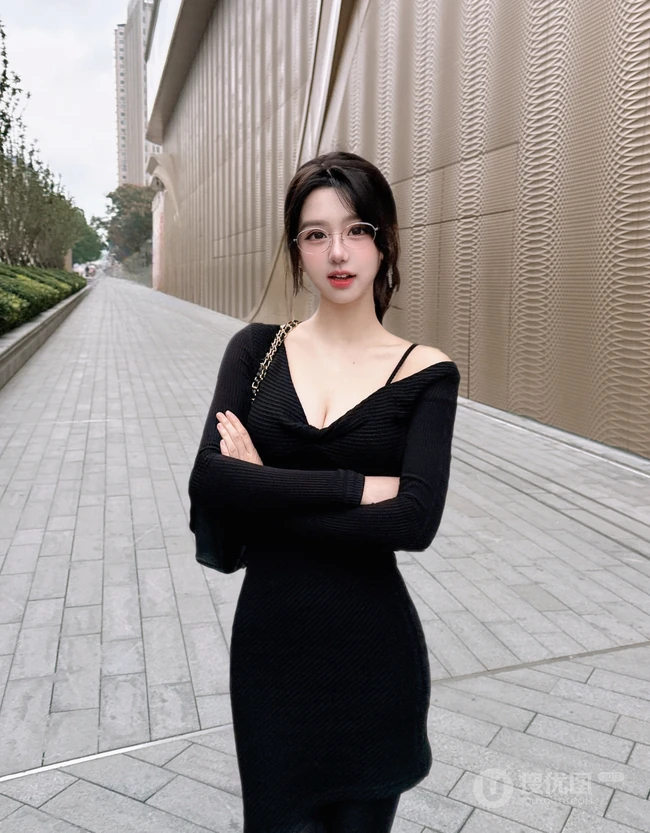 街拍，笑容动人的眼镜妹子，黑裙深袜袜穿着街拍美照