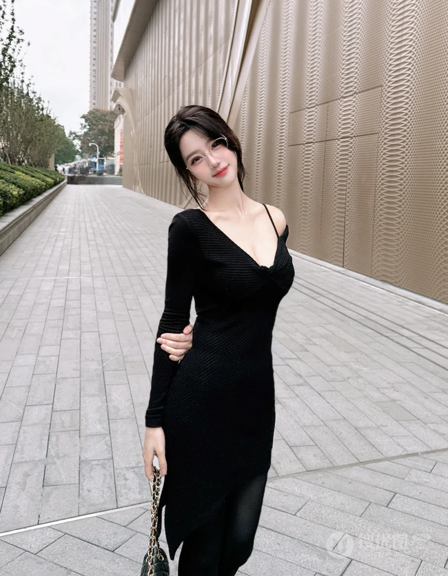 街拍，笑容动人的眼镜妹子，黑裙深袜袜穿着街拍美照