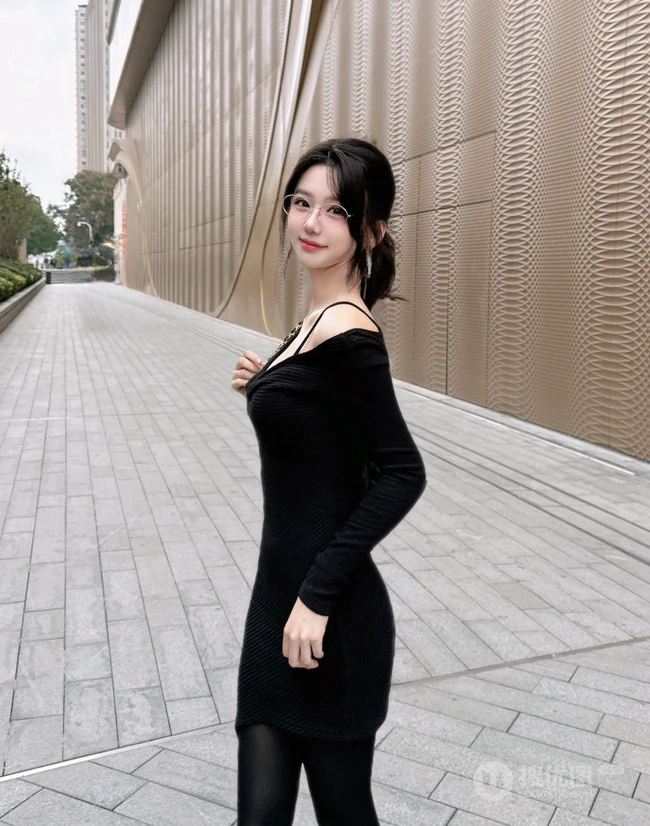 街拍，笑容动人的眼镜妹子，黑裙深袜袜穿着街拍美照