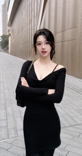 街拍，笑容动人的眼镜妹子，黑裙深袜袜穿着街拍美照