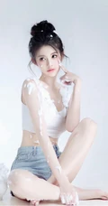 满身都是奶油的丸子头少女紧身T恤加牛仔短裤气质写真图片