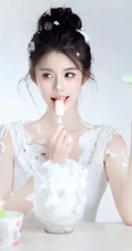 满身都是奶油的丸子头少女紧身T恤加牛仔短裤气质写真图片