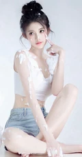 满身都是奶油的丸子头少女紧身T恤加牛仔短裤气质写真图片