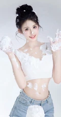 满身都是奶油的丸子头少女紧身T恤加牛仔短裤气质写真图片