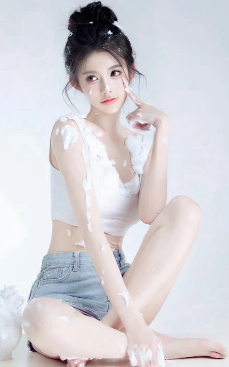 满身都是奶油的丸子头少女紧身T恤加牛仔短裤气质写真图片