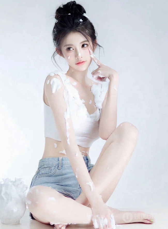 满身都是奶油的丸子头少女紧身T恤加牛仔短裤气质写真图片