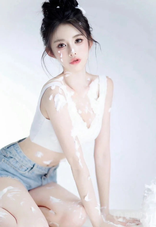 满身都是奶油的丸子头少女紧身T恤加牛仔短裤气质写真图片