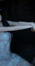 超有气质的高颜值优雅气质女生紧身印花礼裙连衣裙穿着温婉写真图片