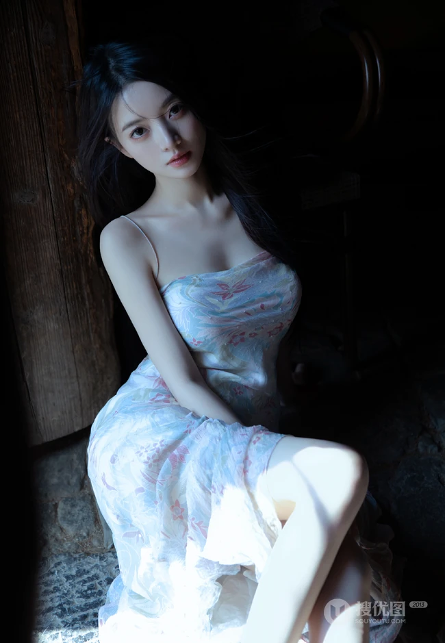 超有气质的高颜值优雅气质女生紧身印花礼裙连衣裙穿着温婉写真图片