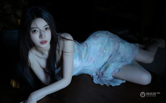 超有气质的高颜值优雅气质女生紧身印花礼裙连衣裙穿着温婉写真图片