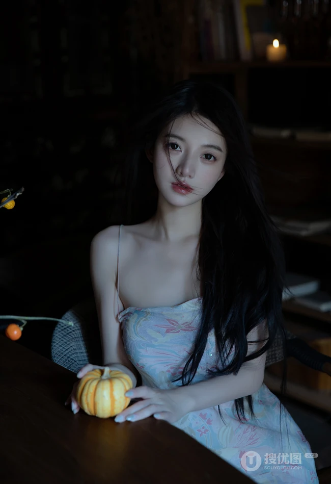 超有气质的高颜值优雅气质女生紧身印花礼裙连衣裙穿着温婉写真图片