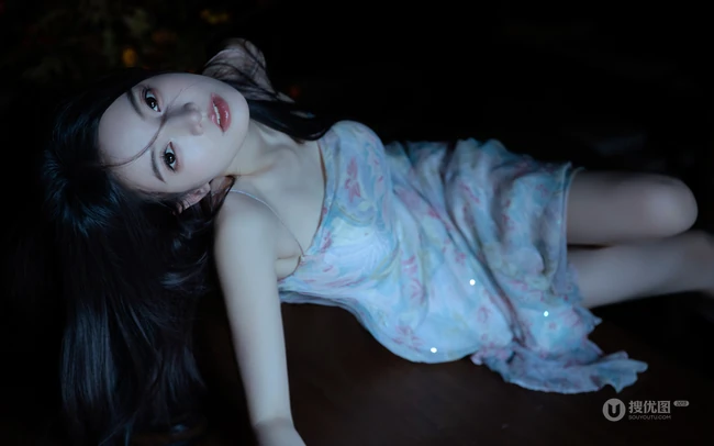 超有气质的高颜值优雅气质女生紧身印花礼裙连衣裙穿着温婉写真图片
