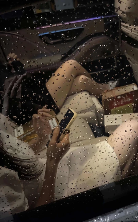 下雨天，车窗，水珠，透过玻璃看到的两个美腿女生手机壁纸图片