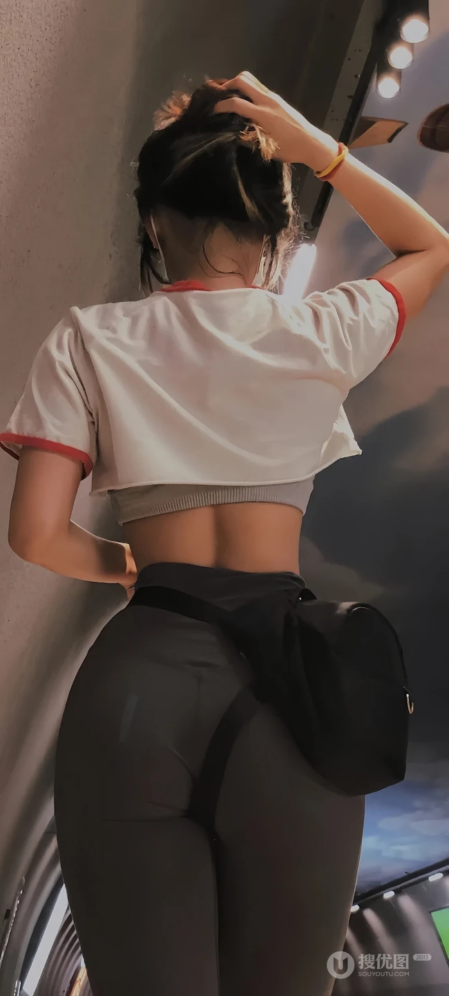 电梯上的翘臀大屁股瑜伽裤美女背影手机壁纸图片